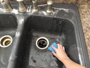 تمیز کردن سینک ظرفشویی 
