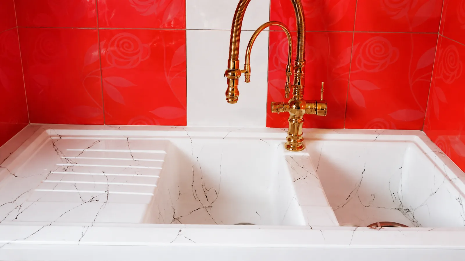سینک گرانیتی مشکی زیناس روی صفحه کابینت